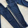 Detailaufnahme von Patchwork-Jeans mit Kontrastnähten und Reißverschluss-Design. - S / Unterteile / Dunkelblau
