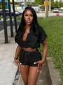 Modisches schwarzes Sommer-Zweiteiler-Set mit bauchfreiem Hemd und Kordelzug-Shorts - S / Oberteil und Hose / Schwarz
