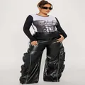 Detailansicht der Kunstleder-Cargohose mit Reißverschlüssen und Mehrfachtaschendesign - S / Unterteile / Schwarz