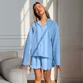 Comfortabele lichtblauwe katoenen pyjamaset met lange mouwen en ruffles shorts voor dames - S / Boven- En Onderstuk / Blauw