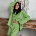 Dames pyjama set van puur katoen in limoengroen met shirt met lange mouwen en ruffleshort - S / Boven- En Onderstuk / Groen