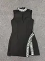 Dettaglio dell'abito a bende nero sexy con collo alto e spacco decorati con cristalli - Taglia S / Nero