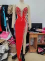 Squisito abito da sera in velluto rosso con spacco alto e lussuosi ricami in strass - Taglia S / Stile in velluto / Rosso