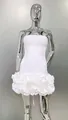 Elegante abito corto bianco senza spalline con orlo floreale a balze su manichino. - XS / Sopra e Sotto / Bianco