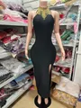 Elegante abito lungo nero con scollo all'americana, perline dorate e spacco alto - Taglia S / Nero