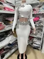 Dettaglio del set bandage bianco a maniche lunghe con eleganti decorazioni floreali in strass. - Taglia S / Sopra e Sotto / Bianco