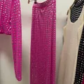 Gonna lunga trasparente fucsia con strass quadrati scintillanti appesa a una gruccia - XS / Pantaloni e gonne / Rosso rosa