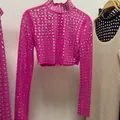 Crop top a maniche lunghe in mesh rosa acceso con strass quadrati argento lucido - XS / Top / Rosso rosa
