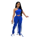 Dettaglio del set due pezzi blu reale con pantaloni a frange e crop top aderente - Blu