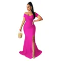 Vue détaillée d'une robe de soirée rose sexy à col en V, avec une fente haute et épaules nues. - Rose rouge