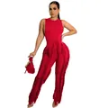 Gedetailleerd overzicht van een elegante rode mouwloze top en franje broekset voor dames - S / Boven- En Onderstuk / Rood