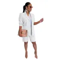 Vista detallada de un elegante conjunto de blazer blanco y pantalones cortos para mujer - Blanco