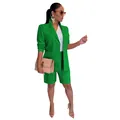 Elegante conjunto de dos piezas para mujer con chaqueta y pantalones cortos en verde - Verde oscuro