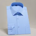 Klassiek lichtblauw overhemd met lange mouwen, platbinding en een handig borstzakje - 38 / 上装(AM006) / Met Zakken / Blauw Glad