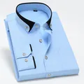 Camisa elástica azul claro para hombre con detalles de cuello y puños negros en contraste - 38 / Tops / Azul claro