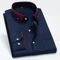 Vista detallada de la camisa azul para hombre con cuello burdeos en contraste y botones dorados - Azul marino