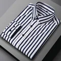 Elegante camisa de hombre a rayas azules y blancas, manga larga, acabado sin plancha. - 38 / Tops / Blanco con Rayas Marinas (233)