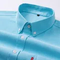 Detalle de una camisa Oxford de hombre en algodón azul hielo de manga larga con cuello abotonado - 38 / Tops / Verde Hielo