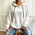 Detalle de sudadera con capucha de terciopelo blanco y cordones negros. - S / Tops / Blanco