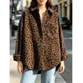 Dettaglio di una camicia in velluto a coste leopardato con vestibilità ampia e maniche lunghe - Taglia S / Top / Marrone