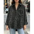 Dettaglio camicia di velluto a coste leopardata oversize con tessuto strutturato e tasca - Taglia S / Top / Grigio scuro