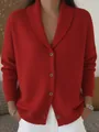 Detail van een zacht rood gebreid vest met sjaalkraag en een enkele knopenrij. - S / Tops / Bordeauxrood