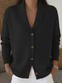 Detail van een elegant zwart gebreid vest met sjaalkraag en stijlvolle bruine knopen - S / Tops / Zwart