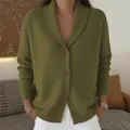 Detalle del suave cárdigan de punto verde oliva con un elegante cierre de botones - Verde Militar