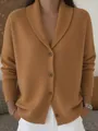 Primer plano de cárdigan de punto camel suave para mujer con cuello chal y botones - Marrón