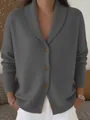 Detailweergave van een zacht grijs gebreid vest met sjaalkraag en enkelrijige bruine knopen - S / Tops / Grijs