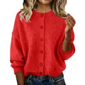 Detailopname van een levendig rood gebreid vest met knopen voor herfst en winter. - S / Tops / Rood
