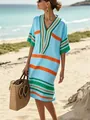 Vue lifestyle d'une robe midi rayée bleue claire sur une plage de vacances ensoleillée - Émeraude
