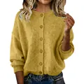 Detailopname van een stijlvol mosterdgeel gebreid vest met geribbelde manchetten - S / Tops / Geel