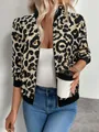 Dettaglio di un elegante bomber da donna con stampa leopardata in stile street chic - Leopardo Chiaro