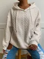 Detalle de sudadera con capucha blanca texturizada con diseño de trenzas y puños elásticos. - Albaricoque