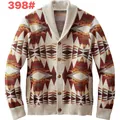 Vorderansicht einer Herren-Strickjacke mit ethnischem geometrischem Muster und Knöpfen - Dunkelbraun