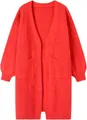 Detailansicht eines langen roten Strick-Cardigans mit Rippenstruktur und Fronttaschen. - S / Rot