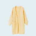 Detailansicht einer langen gelben Strickjacke mit zwei Taschen für Damen im Winter. - S / Gold