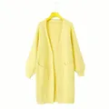Weiche hellgelbe Strickjacke mit langen Ärmeln, offener Vorderseite und zwei Taschen - S / Gelb