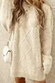 Détail d'un pull en maille torsadée pour femme, couleur crème, style rétro et ample. - Abricot