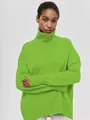 Vorderansicht eines leuchtend lindgrünen Oversized-Rollkragenpullovers für Damen - Gelbgrün
