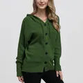 Vue détaillée d'un cardigan à capuche vert avec des boutons noirs et une texture tricotée - Vert