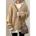 Maglione da donna beige lavorato a trecce oversize, stile minimalista e accogliente. - Colore cachi scuro