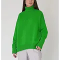 Λεπτομέρεια από ένα ζωντανό πράσινο oversized ζιβάγκο πουλόβερ με πλεκτή υφή υψηλής ποιότητας - S / Tops / Σμαραγδί