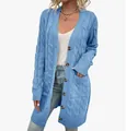Détail d'un long gilet en maille torsadée bleu clair avec boutons et poches pour femmes - Bleu ciel