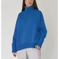 Κοντινό πλάνο με oversized μπλε πλεκτό πουλόβερ με ζιβάγκο για σικ χειμερινή εμφάνιση - S / Tops / Μπλε ζαφείρι