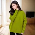 Λεπτομερής άποψη του κομψού lime green oversized πλεκτού πουλόβερ με ζιβάγκο. - Πράσινο μάτσα