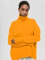 Detailansicht des gerippten Rollkragens an diesem leuchtend orangefarbenen Pullover - Gelb