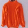 Maglione in mohair arancione vibrante con collo a lupetto e ampie maniche a lanterna. - arancio-rosso