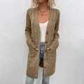 Gilet long pour femme en maille torsadée kaki avec boutonnage simple et poches pratiques - Chameau